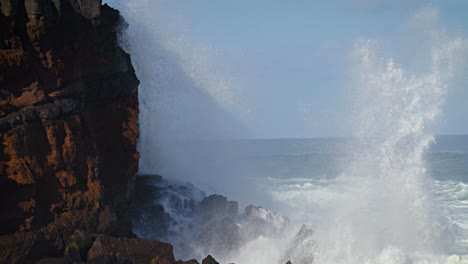Große-Wellen-Rollen-In-Zeitlupe-In-Die-Küste-Von-Hawaii-Und-Brechen-Entlang-Einer-Zerklüfteten-Küste-2