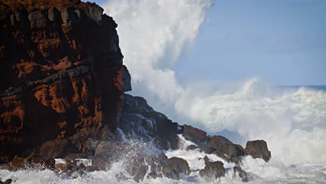 Große-Wellen-Rollen-In-Zeitlupe-In-Die-Küste-Von-Hawaii-Und-Brechen-Entlang-Einer-Zerklüfteten-Küste-6