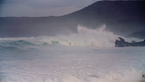 Große-Wellen-Rollen-In-Zeitlupe-An-Die-Küste-Von-Hawaii-2