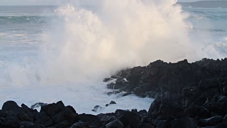 Große-Wellen-Rollen-In-Zeitlupe-über-Die-Steinige-Küste-Von-Hawaii-1