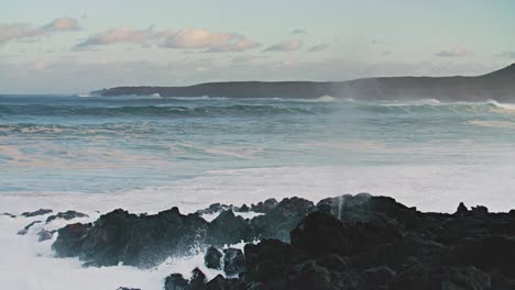 Große-Wellen-Rollen-In-Zeitlupe-An-Die-Küste-Von-Hawaii-6