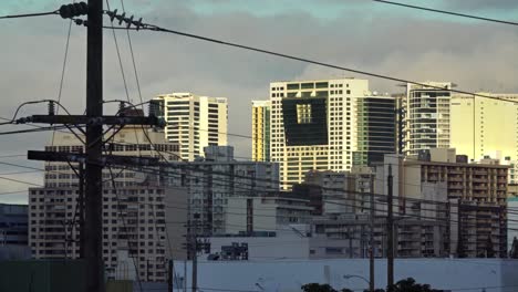 Honolulu-Hawaii-Gebäude-Werden-Durch-Telefon--Und-Stromleitungen-Gesehen