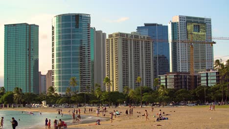 Ala-Moana-Beach-Park-Mit-Dem-Kakaako-Gebiet-Von-Honolulu-Dahinter-Behind