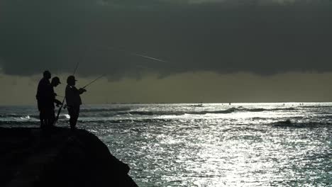 Los-Pescadores-Emitidos-Al-Atardecer-En-El-Parque-De-La-Playa-De-Ala-Moana-En-Honolulu,-Hawaii