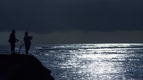 Fischer-Werfen-Bei-Einem-Kühlen-Blauen-Sonnenuntergang-Im-Ala-Moana-Beach-Park-In-Honolulu-Hawaii