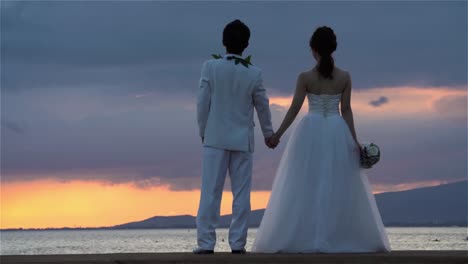 Hochzeitspaar-Beobachtet-Sonnenuntergangsszene-Im-Ala-Moana-Beach-Park-In-Honolulu-Hawaii