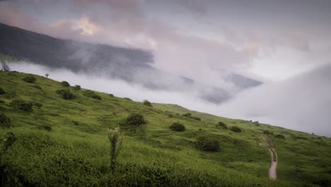 Kahikinui-Maui-Landschaftlich-In-Hawaii-Mit-Wolken,-Die-Den-Berg-Hinaufziehen