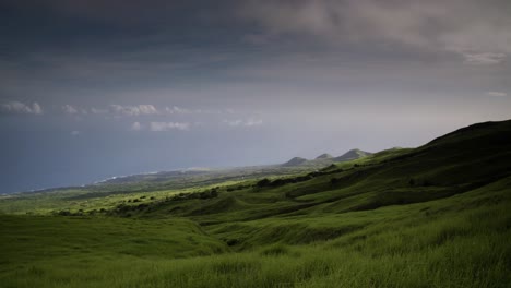 Una-Hermosa-Escena-Costera-Verde-En-La-Costa-En-Gran-Parte-Deshabitada-De-Molokai-Hawaii