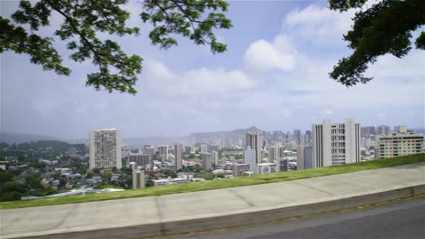 Downtown-Honolulu-Hawaii-Wird-Von-Einem-Vorbeifahrenden-Fahrzeug-Aus-Gesehen