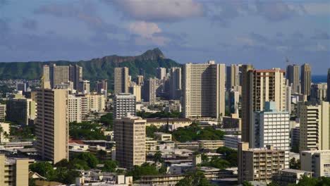 Die-Stadtskyline-Von-Honolulu-Hawaii-Mit-Diamantkopfhintergrund