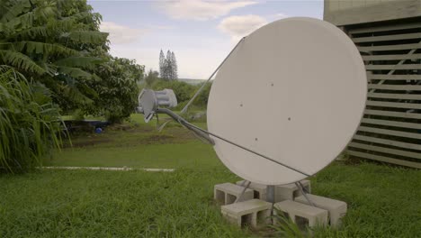 Toma-Panorámica-Revela-Una-Antena-Parabólica-Detrás-De-Un-Centro-De-Comunicaciones