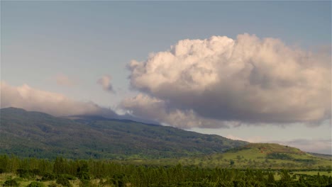Zeitraffer-Von-Wolken,-Die-Sich-über-Grüne-Felder-Auf-Der-Insel-Molokai-Hawaii-Bewegen-1