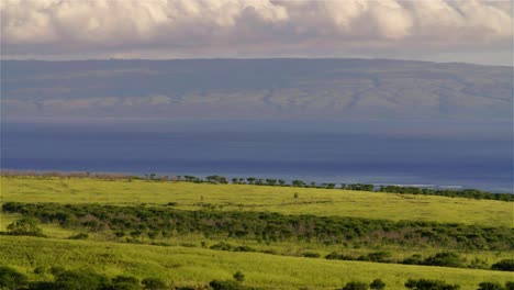 Sonnenuntergang-Hinter-Grünen-Feldern-Auf-Der-Hawaiianischen-Insel-Molokai-1