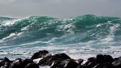 Blaue-Wellen-Rollen-In-Zeitlupe-An-Die-Küste-Von-Hawaii-1