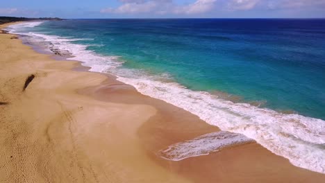 Bonita-Toma-Aérea-Ascendente-Sobre-Molokai-Hawaii-Playa-De-Arena-Blanca-Y-Costa