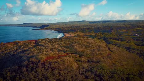 Schöne-Luftaufnahme-über-Molokai-Hawaii-Küste-Und-Ozean