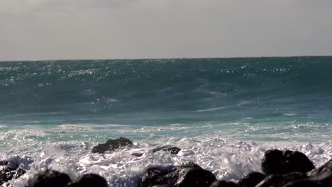 Blaue-Wellen-Rollen-In-Die-Küste-Von-Hawaii-Und-Brechen-An-Der-Küste