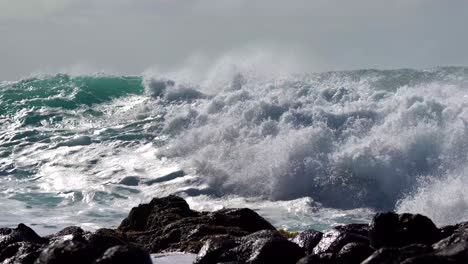 Blaue-Wellen-Rollen-In-Die-Küste-Von-Hawaii-Und-Brechen-Am-Ufer-1