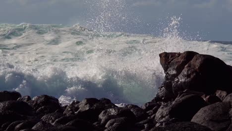 Blaue-Wellen-Rollen-In-Die-Küste-Von-Hawaii-Und-Brechen-An-Der-Küste-4