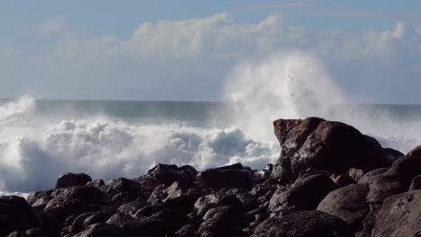 Blaue-Wellen-Rollen-In-Die-Küste-Von-Hawaii-Und-Brechen-An-Der-Küste-5