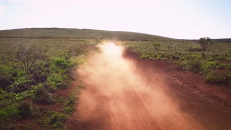 Un-Jeep-Plateado-Conduce-Rápido-Por-Un-Camino-De-Tierra-Roja-En-La-Isla-De-Lanai-En-Hawai-1