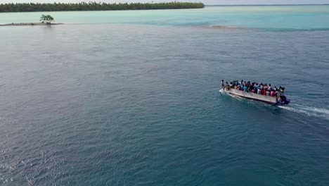 Eine-Fähre-Von-Flüchtlingen-Oder-Einwohnern-Fährt-über-Die-Lagune-Von-Tabuaer-Auf-Der-Pazifikinsel-Kiribati