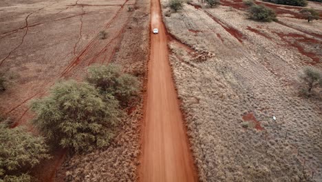 Antenne-über-Zwei-Weiße-Autos,-Die-Sich-Auf-Einer-Unbefestigten-Straße-In-Molokai-Hawaii-Von-Maunaloa-Nach-Hale-O-Lono-Jagen-Oder-Verfolgen