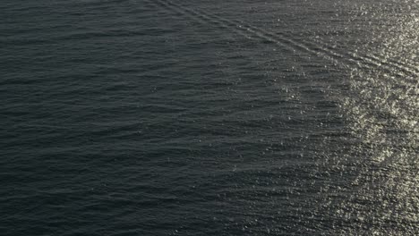 Eine-Schöne-Luftaufnahme-über-Einem-Boot,-Das-Zu-ölbohrtürmen-Und-Plattformen-Im-Santa-Barbara-Channel-Kalifornien-Fährt