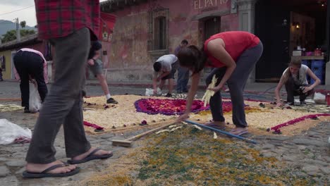 Guatemalans-In-Antigua-Legen-In-Erwartung-Der-Osterparaden-Und-Prozessionen-Blumenmatten-Nieder