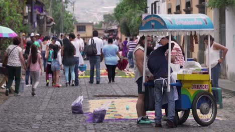Busy-and-crowded-streets-of-Antigua-Guatemala-with-food-cart-foreground
