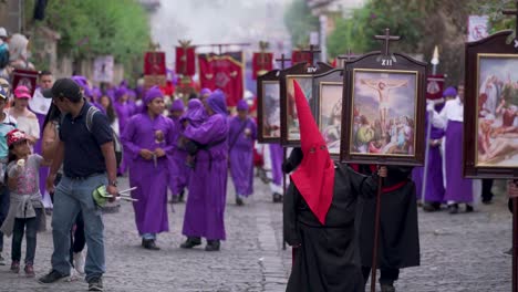 Sacerdotes-Encapuchados-Dirigen-Coloridas-Celebraciones-Cristianas-De-Pascua-En-Antigua-Guatemala-1