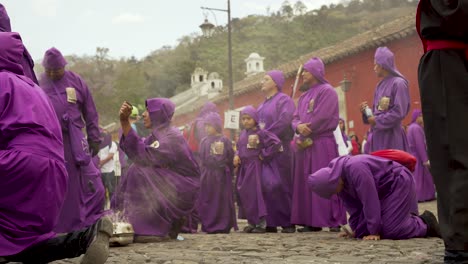 Sacerdotes-Vestidos-De-Púrpura-Dirigen-Coloridas-Celebraciones-Cristianas-De-Pascua-En-Antigua-Guatemala-1