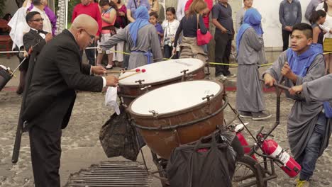 Eine-Behelfsmäßige-Band-Marschiert-Und-Spielt-Auf-Den-Straßen-9in-Antigua-Guatemala-Während-Der-Osterfeierlichkeiten