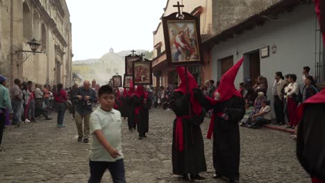 Sacerdotes-Vestidos-De-Púrpura-Llevan-Pancartas-Religiosas-En-Una-Colorida-Celebración-De-Pascua-Cristiana-En-La-Antigua-Guatemala