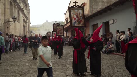 Lila-Gekleidete-Priester-Tragen-Religiöse-Plakate-In-Einer-Bunten-Christlichen-Osterfeier-In-Antigua-Guatemala?