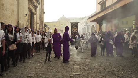 Priester-In-Roben-Tragen-Räuchergefäße-In-Einer-Farbenfrohen-Christlichen-Osterfeier-In-Antigua-Guatemala