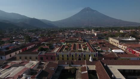 Schöne-Luftaufnahme-über-Der-Kolonialen-Mittelamerikanischen-Stadt-Antigua-Guatemala