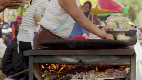 Women-prepare-food-at-a-Guatemala-street-market-stall-1
