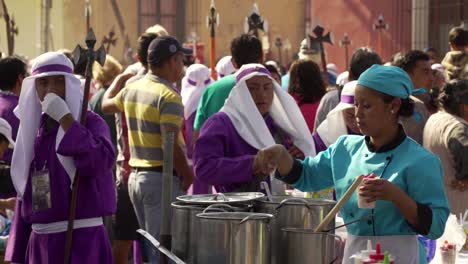 Las-Mujeres-Preparan-Comida-Para-La-Pascua-En-La-Calle-En-La-Antigua-Guatemala