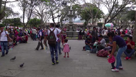 Pov-Erschossen-Durch-Einen-Belebten-Platz-In-Antigua-Guatemala