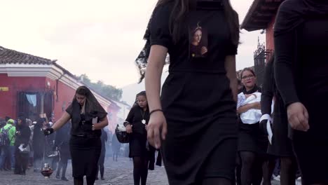 Schwarz-Gekleidete-Frauen-Gehen-Während-Einer-Farbenfrohen-Christlichen-Osterfeier-In-Antigua-Guatemala-Auf-Die-Straße
