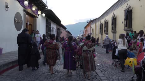 Pov-Erschossen,-Während-Der-Osterfeierlichkeiten-In-Antigua-Guatemala-Eine-Belebte-Straße-Entlang-1