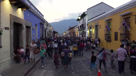 Pov-Shot-Caminando-Por-Una-Calle-Muy-Transitada-Durante-Las-Celebraciones-De-Pascua-En-La-Antigua-Guatemala-3
