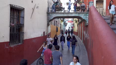 Toma-De-Establecimiento-De-Las-Calles-De-Guanajuato-México-Con-Peatones-Y-Turistas.