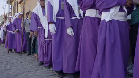 Sacerdotes-Cristianos-Católicos-Vestidos-De-Púrpura-Marchan-En-La-Semana-Santa-Las-Vacaciones-De-Semana-Santa-En-La-Antigua-Guatemala-1