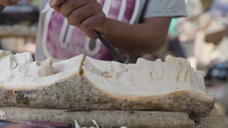 Holzschnitzer-In-Antigua-Guatemala-Schnitzen-Souvenir-Holzbildnisse-Von-Jesus-Christus-Während-Der-Osterwoche-Semana-Santa-4