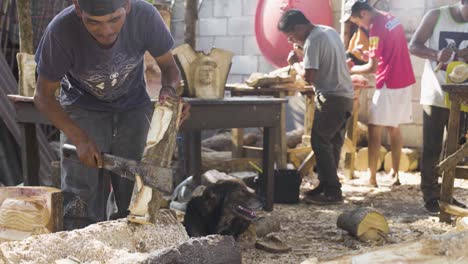 Talladores-De-Madera-En-La-Antigua-Guatemala-Tallar-Efigies-De-Madera-De-Recuerdo-De-Jesucristo-Durante-La-Semana-Santa-Semana-Santa-5