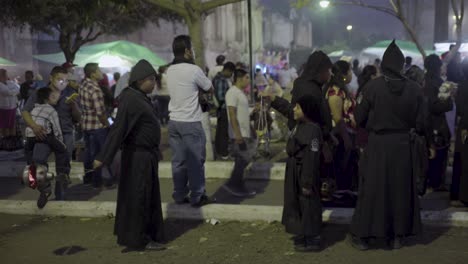 Zuschauer-Bei-Den-Osterfeierlichkeiten-In-Antigua-Guatemala-Während-Der-Semana-Santa