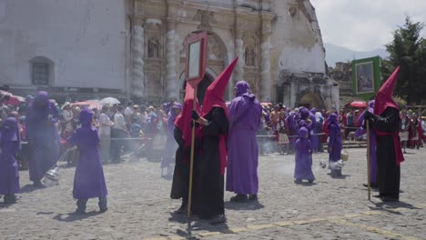 Lila-Gekleidete-Katholische-Christliche-Priester-Cucaruchos-Treten-In-Der-Semana-Santa-Osterwoche-In-Antigua-Guatemala-Auf