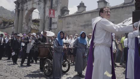 Sacerdotes-Cristianos-Católicos-Vestidos-De-Púrpura-Marchan-En-La-Semana-Santa-Las-Vacaciones-De-Semana-Santa-En-La-Antigua-Guatemala-3